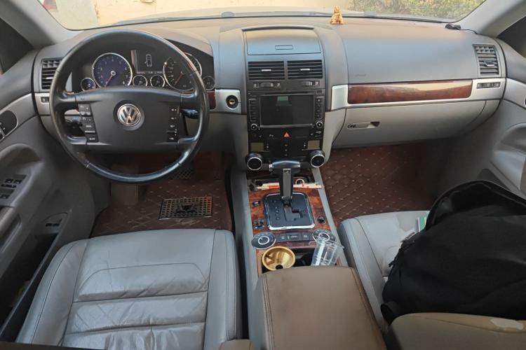Used Volkswagen Touareg 2007 3.6L Luxury Model Center Console