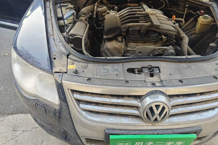 Used Volkswagen Touareg 2007 3.6L Luxury Model Engine Bay Right