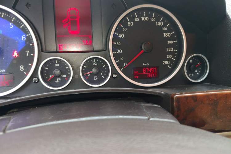 Used Volkswagen Touareg 2007 3.6L Standard Edition Odometer Close Up