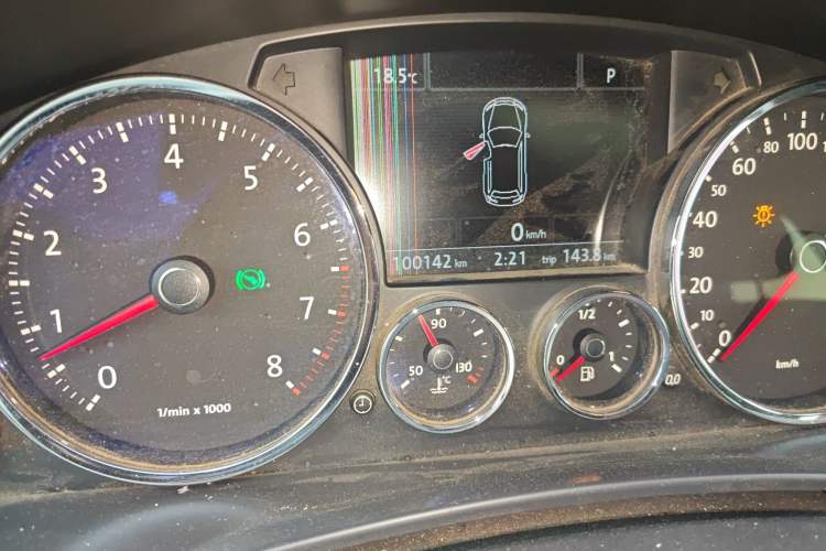 Used Volkswagen Touareg 2007 3.6L Luxury Model Odometer Close Up