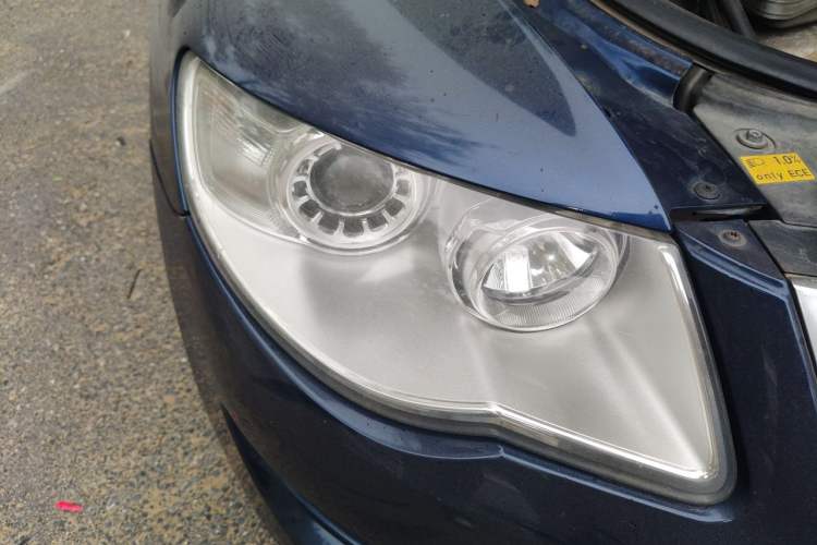 Used Volkswagen Touareg 2007 3.6L Standard Edition Right Front Headlight
