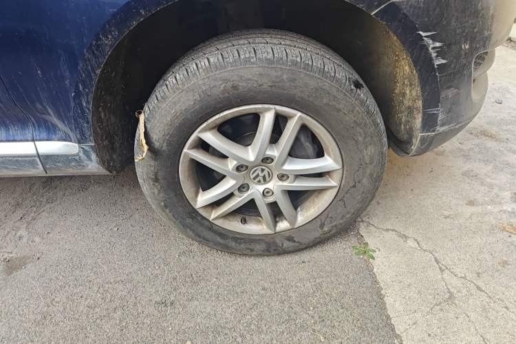 Used Volkswagen Touareg 2007 3.6L Luxury Model Right Front Wheel Hub
