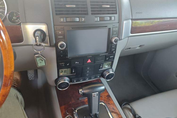Used Volkswagen Touareg 2007 3.6L Top-Tier Version Audio And AC Panel