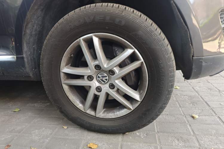 Used Volkswagen Touareg 2007 3.6L Top-Tier Version Right Front Wheel Hub