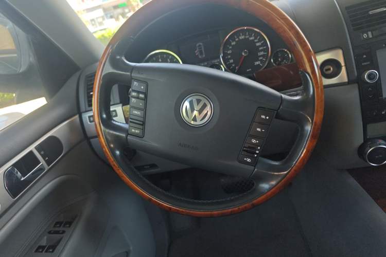 Used Volkswagen Touareg 2007 3.6L Top-Tier Version Steering Wheel