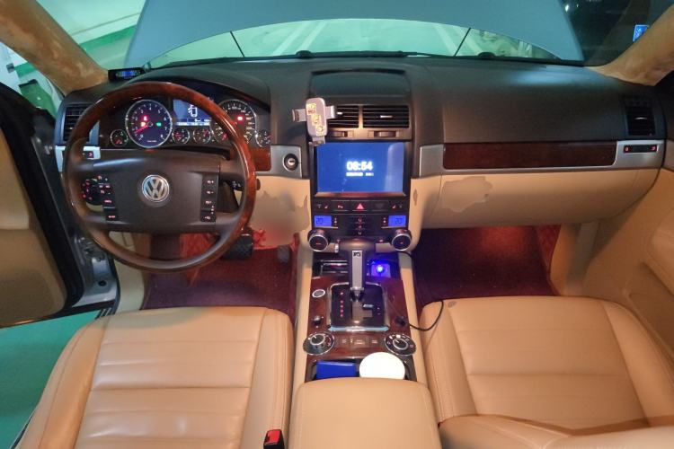 Used Volkswagen Touareg 2007 3.6L Luxury Model Center Console