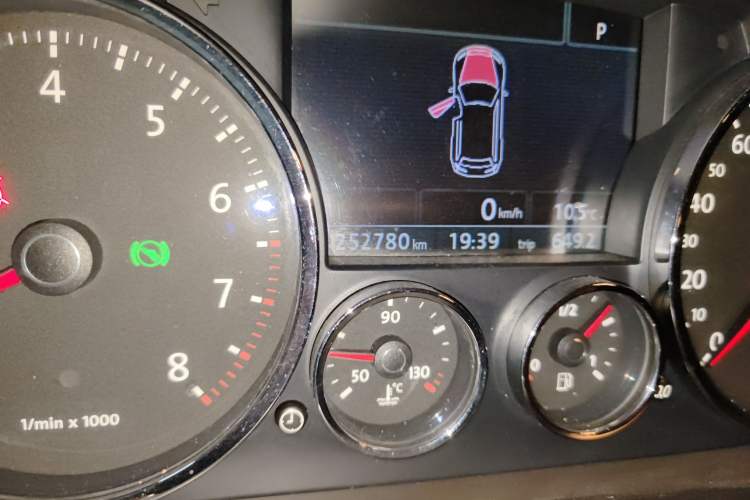 Used Volkswagen Touareg 2007 3.6L Luxury Model Odometer Close Up
