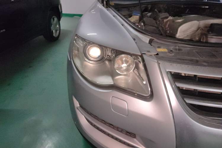 Used Volkswagen Touareg 2007 3.6L Luxury Model Right Front Headlight