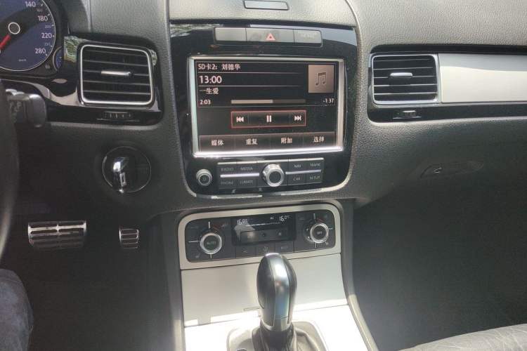 Used Volkswagen Touareg 2009 3.0T Diesel Standard Model Audio And AC Panel