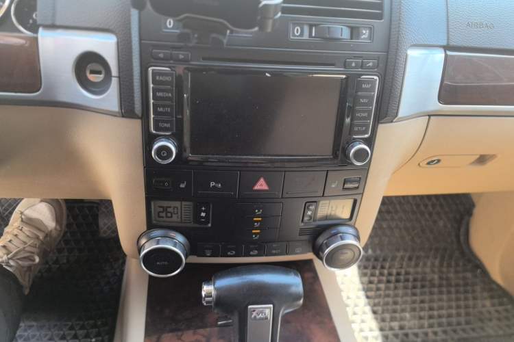 Used Volkswagen Touareg 2009 3.0T Diesel Luxury Version Audio And AC Panel