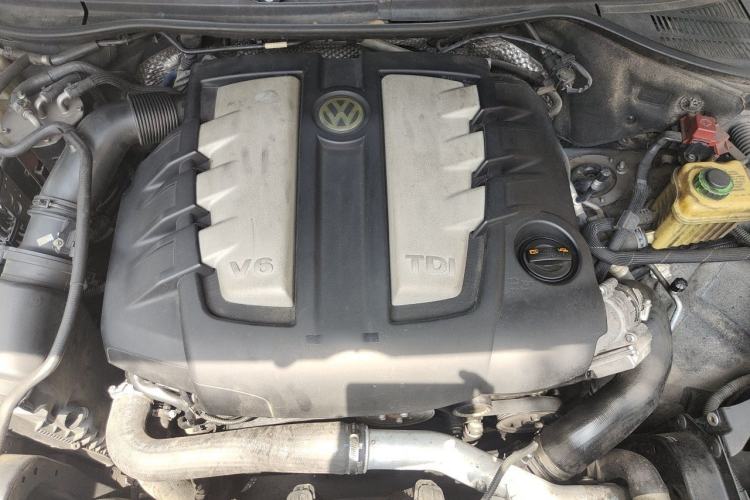 Used Volkswagen Touareg 2009 3.0T Diesel Standard Model Engine Bay