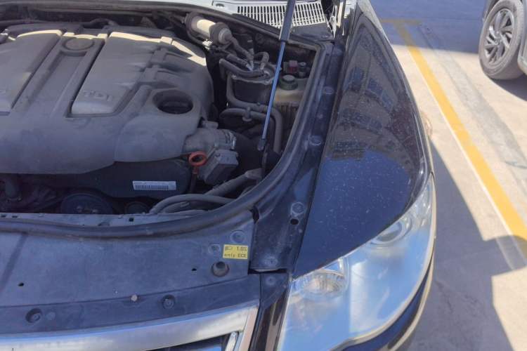 Used Volkswagen Touareg 2009 3.0T Diesel Luxury Version Engine Bay Left
