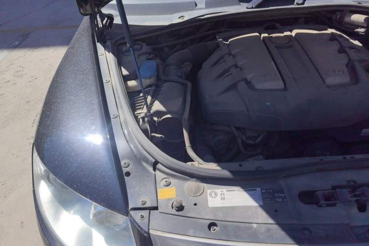 Used Volkswagen Touareg 2009 3.0T Diesel Luxury Version Engine Bay Right