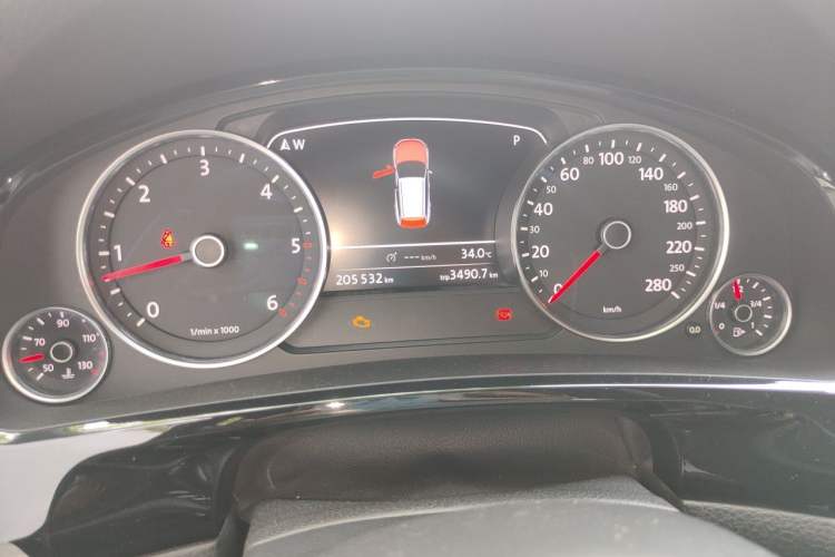 Used Volkswagen Touareg 2009 3.0T Diesel Standard Model Odometer Close Up