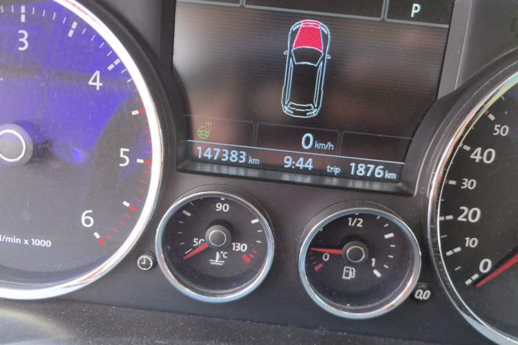 Used Volkswagen Touareg 2009 3.0T Diesel Luxury Version Odometer Close Up
