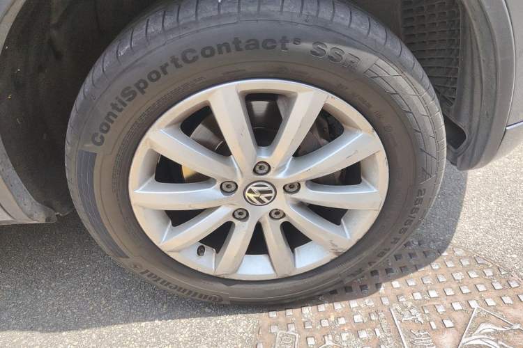 Used Volkswagen Touareg 2009 3.0T Diesel Standard Model Right Front Wheel Hub