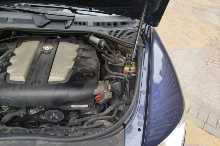 Used Volkswagen Touareg 2009 3.0T Diesel Luxury Version Engine Bay Left