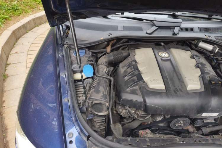 Used Volkswagen Touareg 2009 3.0T Diesel Luxury Version Engine Bay Right