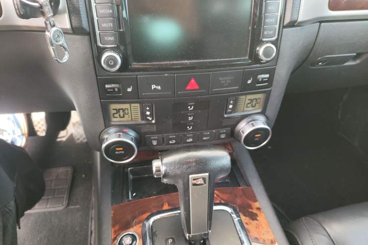 Used Volkswagen Touareg 2010 3.6 Limited Top-Trim Version Audio And AC Panel