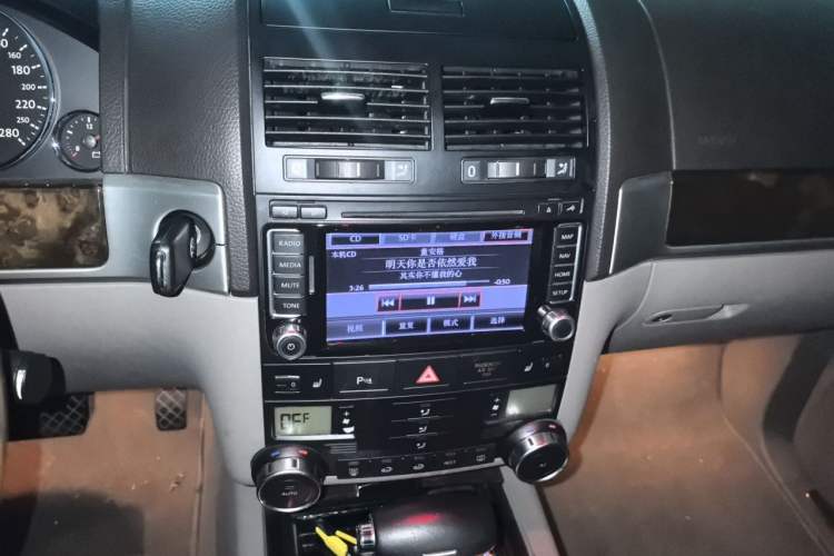Used Volkswagen Touareg 2010 3.6 Limited Top-Trim Version Audio And AC Panel