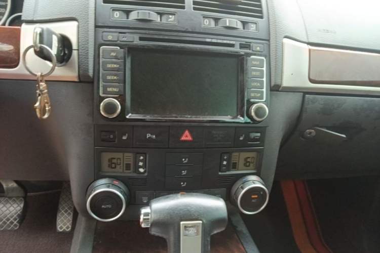 Used Volkswagen Touareg 2010 3.6 Limited Comfort Edition Audio And AC Panel