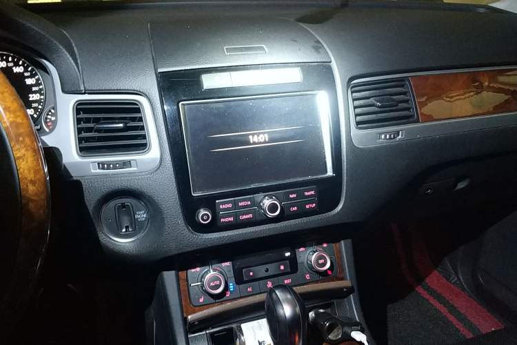 Used Volkswagen Touareg 2010 3.6 Limited Top-Trim Version Audio And AC Panel