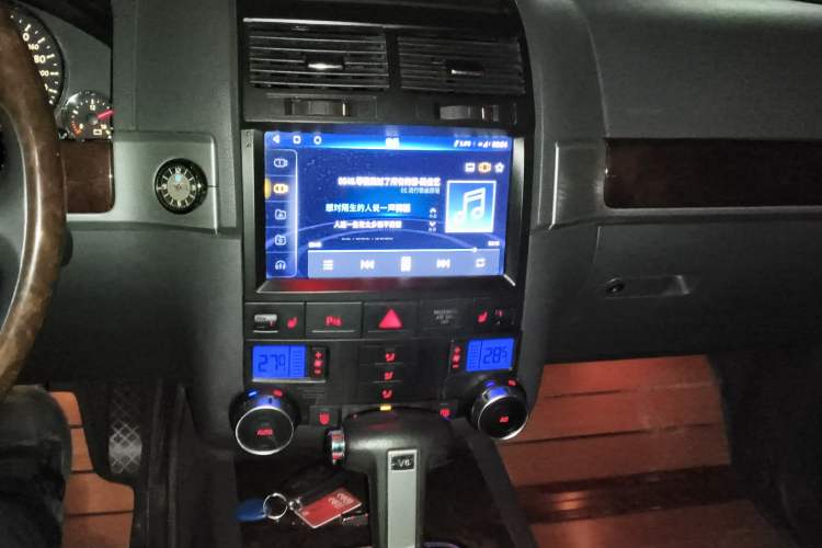 Used Volkswagen Touareg 2010 3.6 Limited Top-Trim Version Audio And AC Panel