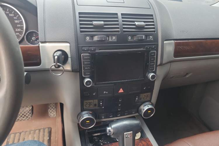 Used Volkswagen Touareg 2010 3.6 Limited Top-Trim Version Audio And AC Panel