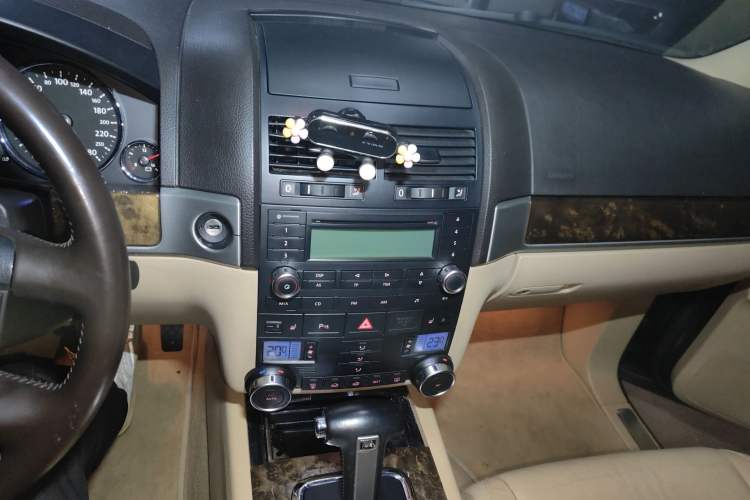 Used Volkswagen Touareg 2010 3.6 Limited Luxury Edition Audio And AC Panel