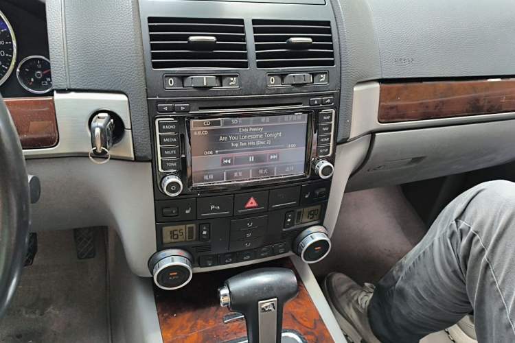 Used Volkswagen Touareg 2010 3.6 Limited Luxury Edition Audio And AC Panel