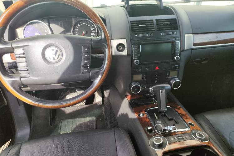 Used Volkswagen Touareg 2010 3.6 Limited Top-Trim Version Center Console