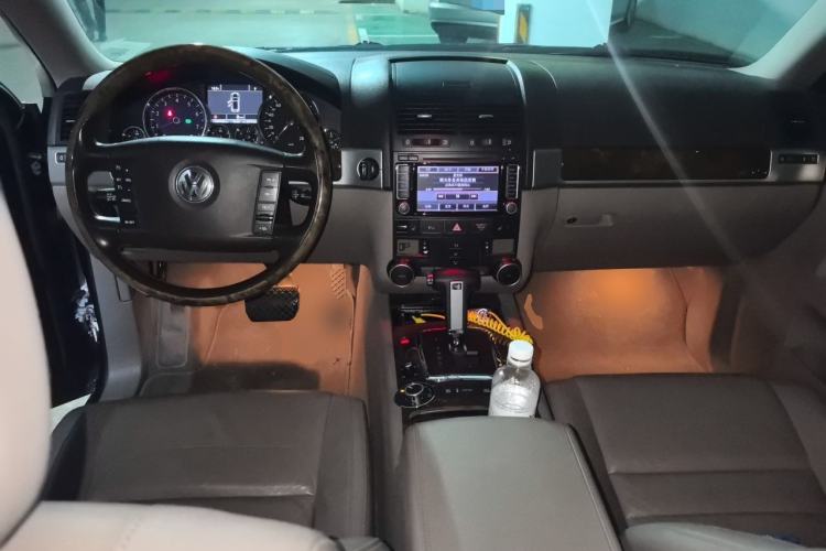 Used Volkswagen Touareg 2010 3.6 Limited Top-Trim Version Center Console