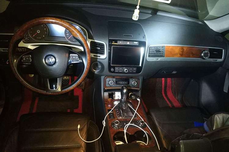 Used Volkswagen Touareg 2010 3.6 Limited Top-Trim Version Center Console
