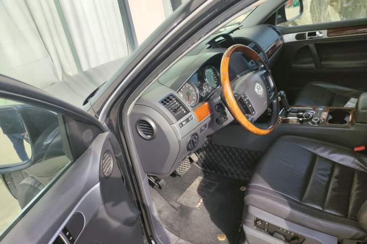 Used Volkswagen Touareg 2010 3.6 Limited Top-Trim Version Driver Seat
