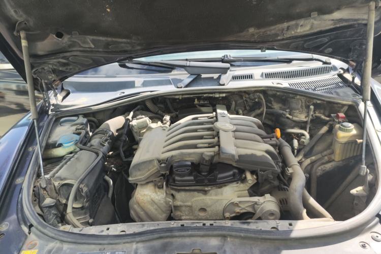 Used Volkswagen Touareg 2010 3.6 Limited Top-Trim Version Engine Bay