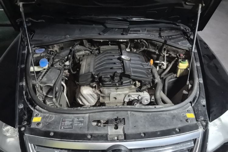 Used Volkswagen Touareg 2010 3.6 Limited Top-Trim Version Engine Bay