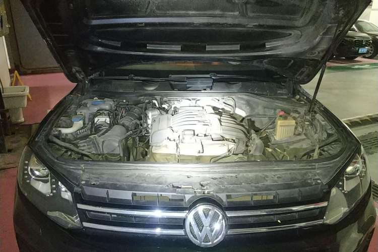 Used Volkswagen Touareg 2010 3.6 Limited Top-Trim Version Engine Bay