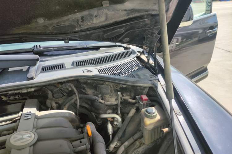 Used Volkswagen Touareg 2010 3.6 Limited Top-Trim Version Engine Bay Left