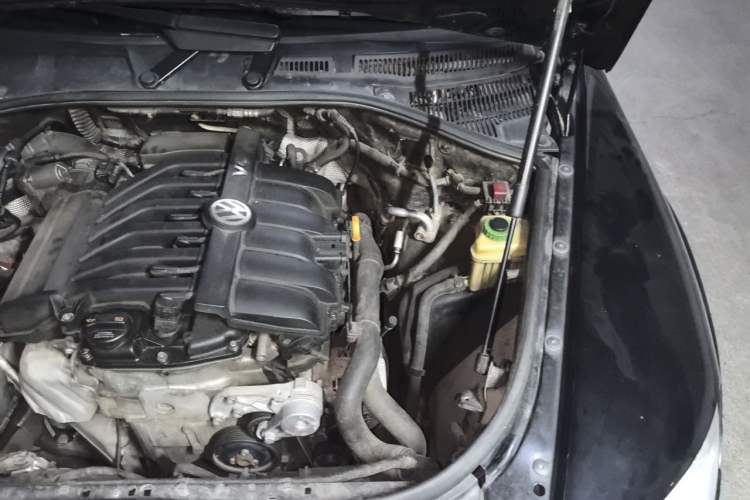 Used Volkswagen Touareg 2010 3.6 Limited Top-Trim Version Engine Bay Left