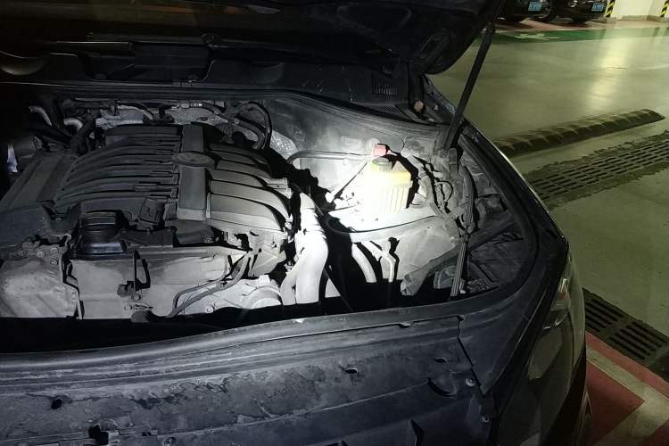 Used Volkswagen Touareg 2010 3.6 Limited Top-Trim Version Engine Bay Left