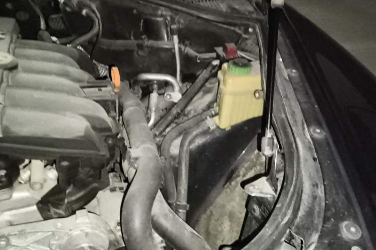 Used Volkswagen Touareg 2010 3.6 Limited Top-Trim Version Engine Bay Left