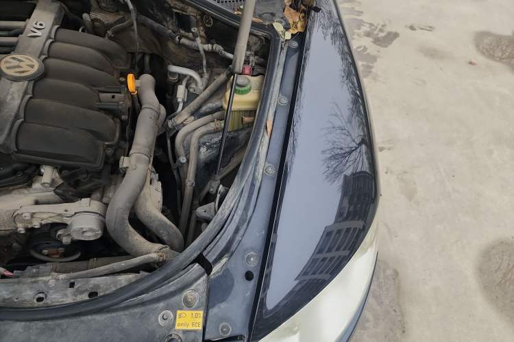 Used Volkswagen Touareg 2010 3.6 Limited Top-Trim Version Engine Bay Left