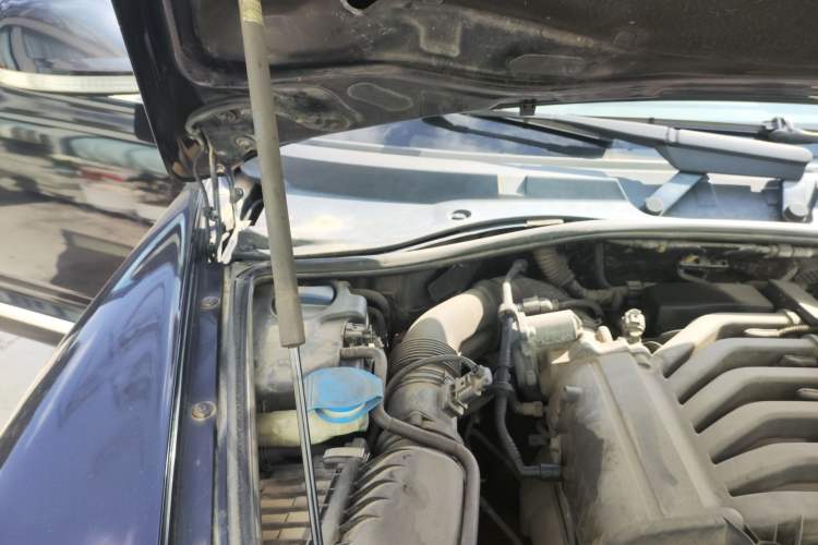 Used Volkswagen Touareg 2010 3.6 Limited Top-Trim Version Engine Bay Right