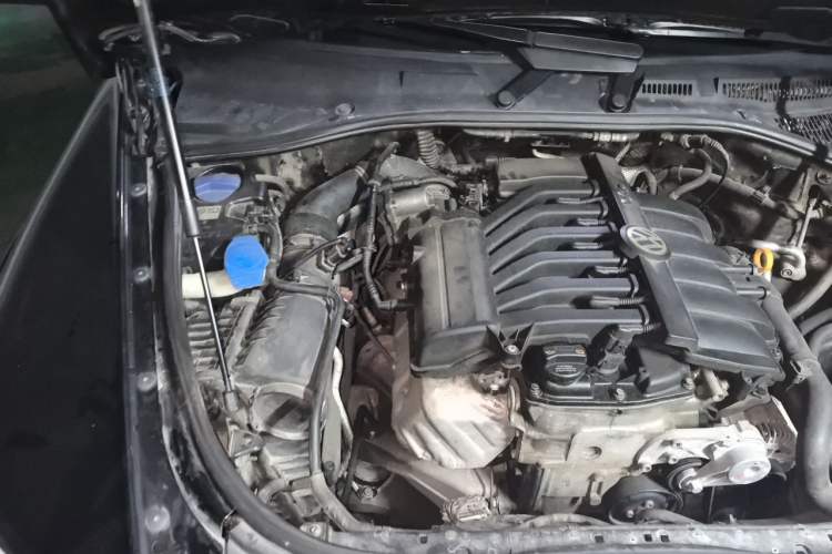 Used Volkswagen Touareg 2010 3.6 Limited Top-Trim Version Engine Bay Right