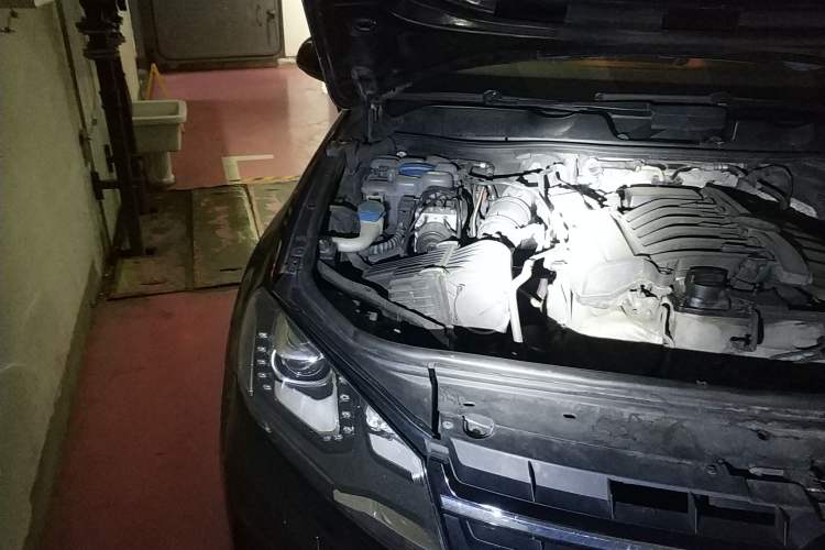 Used Volkswagen Touareg 2010 3.6 Limited Top-Trim Version Engine Bay Right