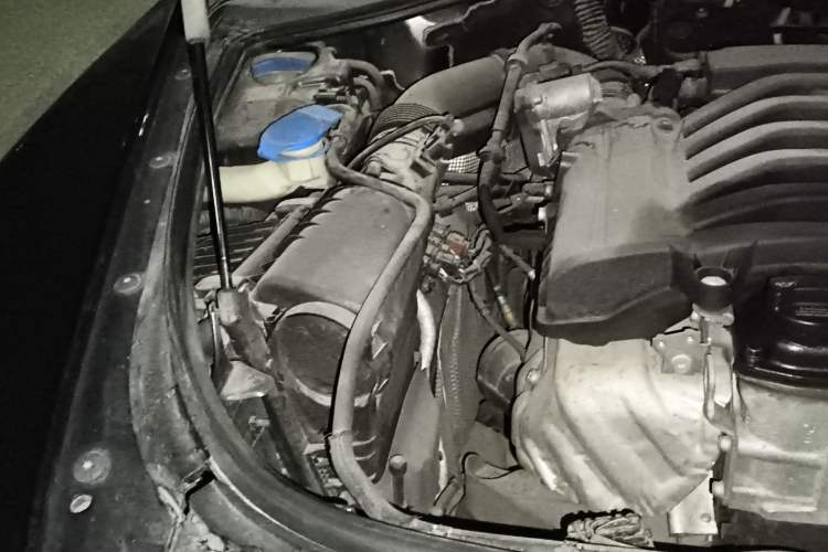 Used Volkswagen Touareg 2010 3.6 Limited Top-Trim Version Engine Bay Right