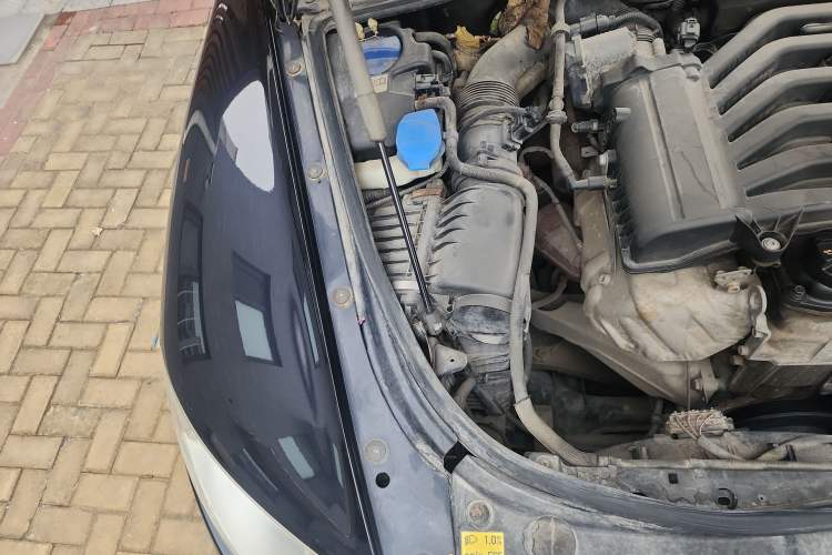Used Volkswagen Touareg 2010 3.6 Limited Top-Trim Version Engine Bay Right
