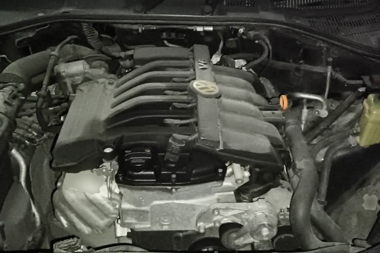 Used Volkswagen Touareg 2010 3.6 Limited Top-Trim Version Engine Bay