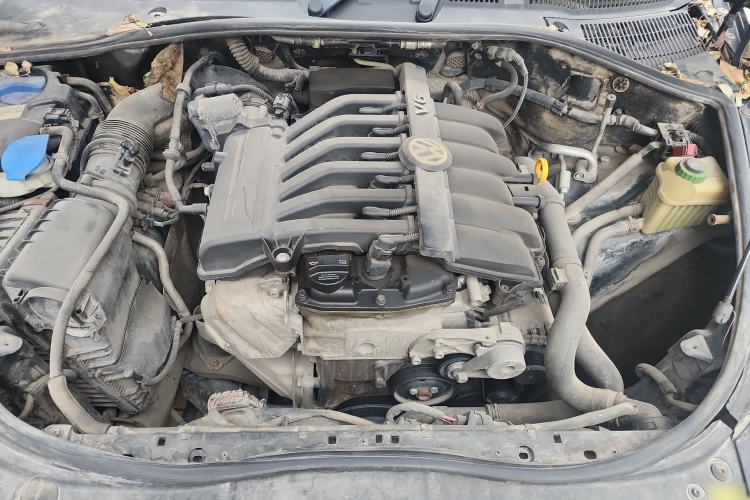 Used Volkswagen Touareg 2010 3.6 Limited Top-Trim Version Engine Bay