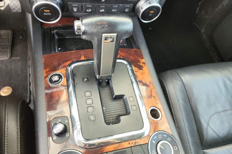 Used Volkswagen Touareg 2010 3.6 Limited Top-Trim Version Gear Lever